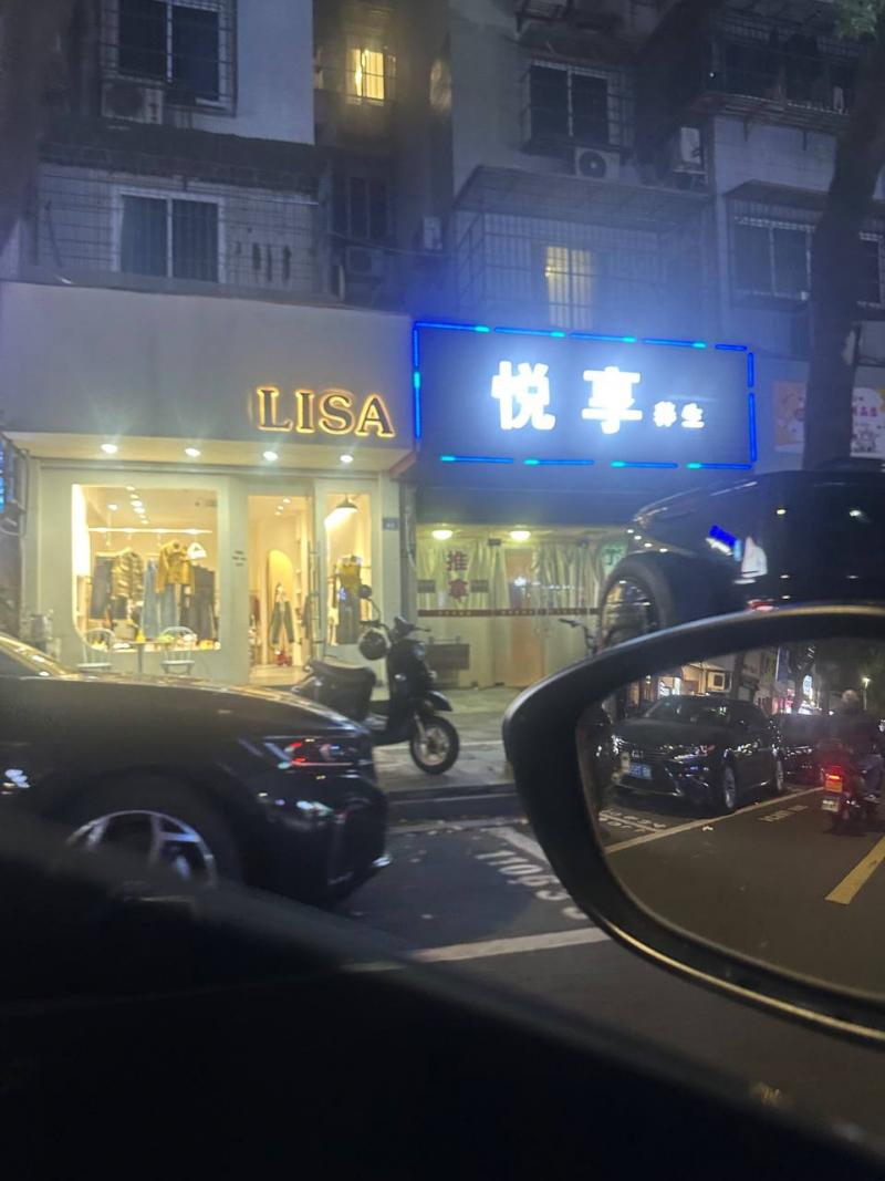 好久没去扫街了，听朋友说四眼碶